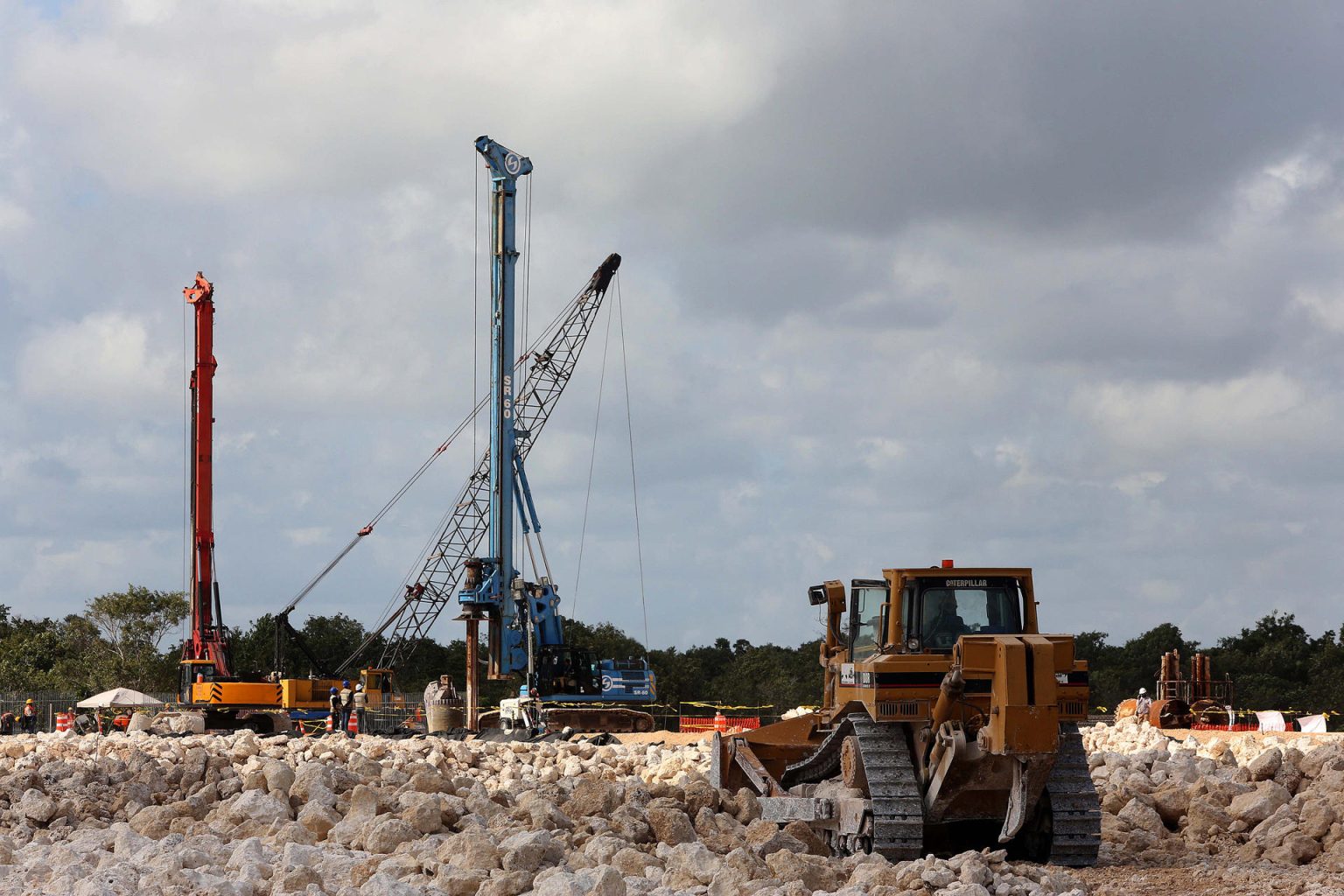 Trabajadores laboran en la construcción del tramo 4 del Tren Maya en el libramiento Playa del Carmen, Quintana Roo (México). Imagen de archivo. EFE/Alonso Cupul