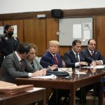 El expresidente estadounidense Donald J. Trump (C) se sienta en la sala del tribunal para su lectura de cargos en el Tribunal Penal de Nueva York en Nueva York, Nueva York, EEUU. Imagen de archivo. EFE/EPA/Steven Hirsch / POOL