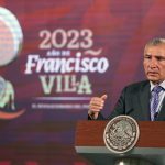 El secretario de Gobernación, Adán Augusto López, habla durante una conferencia de prensa matutina hoy, en el Palacio Nacional en Ciudad de México (México). EFE/Sáshenka Gutiérrez