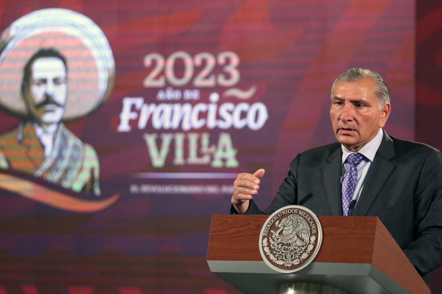 El secretario de Gobernación, Adán Augusto López, habla durante una conferencia de prensa matutina hoy, en el Palacio Nacional en Ciudad de México (México). EFE/Sáshenka Gutiérrez