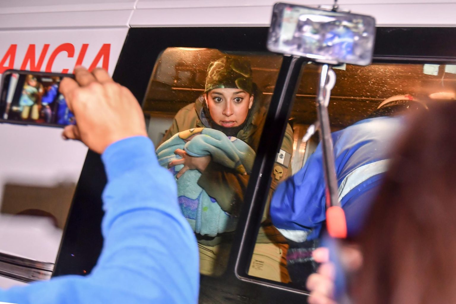 Fotografía de archivo de una familia de migrantes compuesta de 3 adultos y dos niños centroamericanos que son rescatados por Agentes del Grupo Beta y socorristas de la Cruz Roja mexicana. EFE/Miguel Sierra