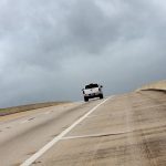 Un vehículo transita sobre la autopista de ciudad de Cocoa Beach, en Florida. EFE/GERARDO MORA