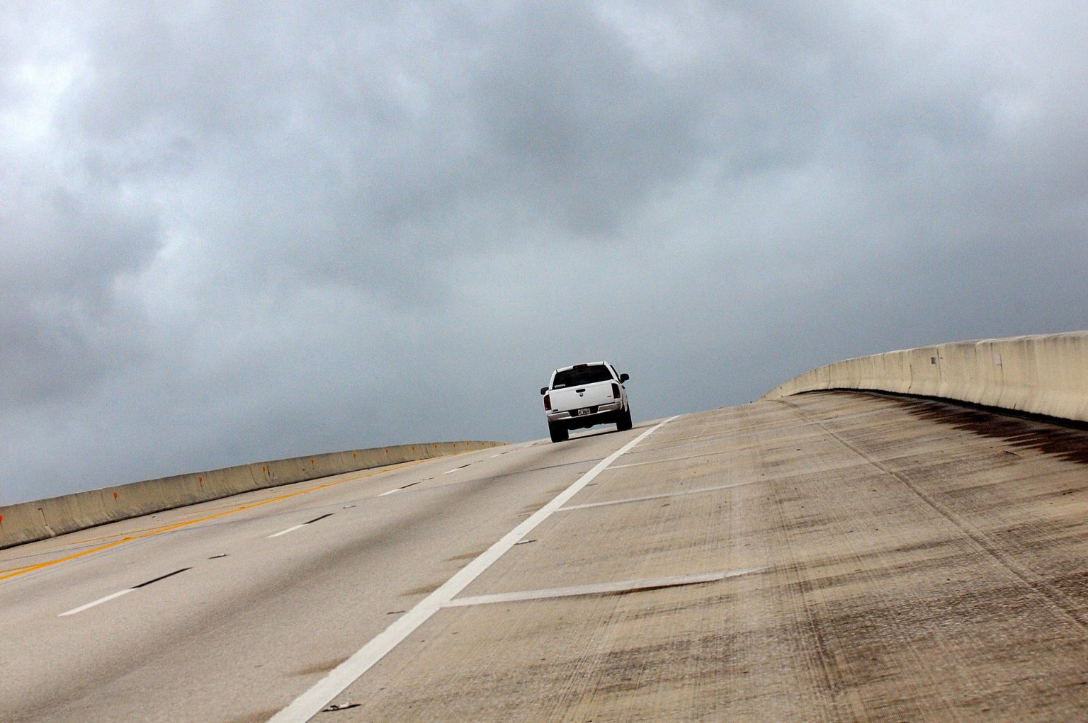 Un vehículo transita sobre la autopista de ciudad de Cocoa Beach, en Florida. EFE/GERARDO MORA