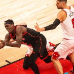 Pascal Siakam (i) de los Toronto Raptors intenta agarrar el balón ante Nikola Vucevic de los Chicago Bulls este 12 de abril de 2023, en un partido de los play-in de la NBA en Toronto (Canadá). EFE/ Julio César Rivas