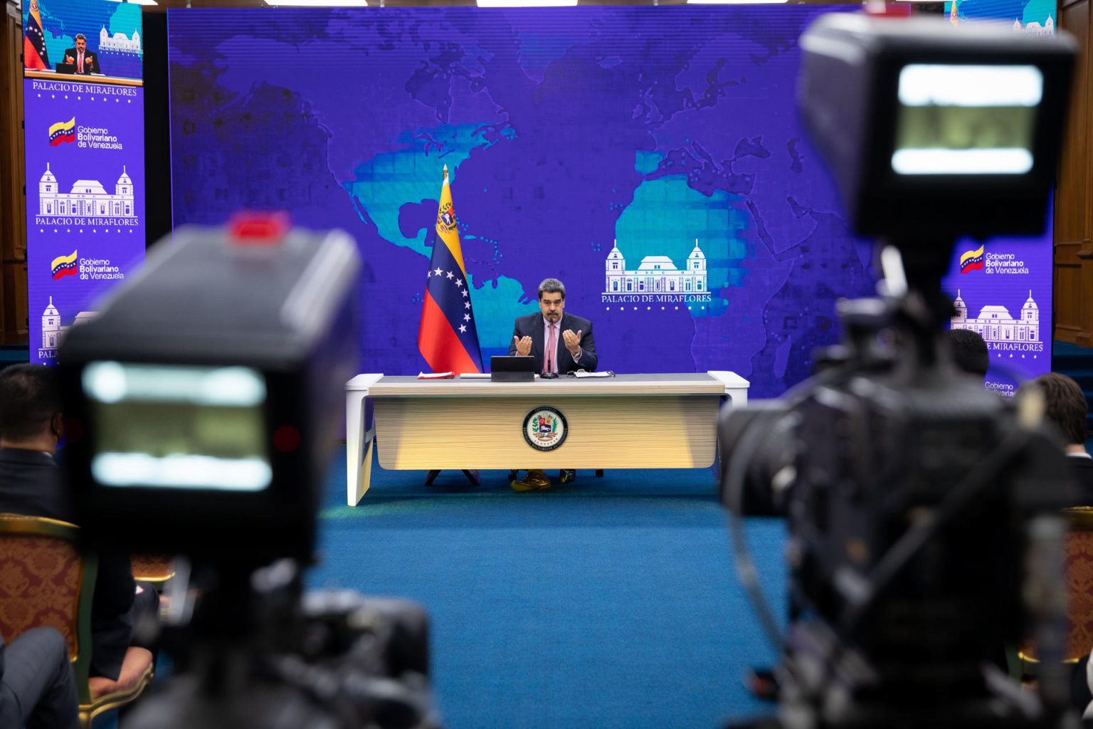 El presidente de Venezuela, Nicolás Maduro, habla durante una rueda de prensa desde el Palacio Miraflores, en Caracas (Venezuela). EFE/ Rayner Peña