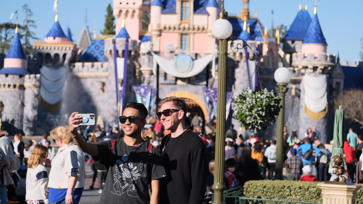 Visitantes se toman una fotografía en el Parque de Disney, el 26 de enero de 2023, en Anaheim (EE. UU). Fotografía de archivo. EFE/ Guillermo Azábal