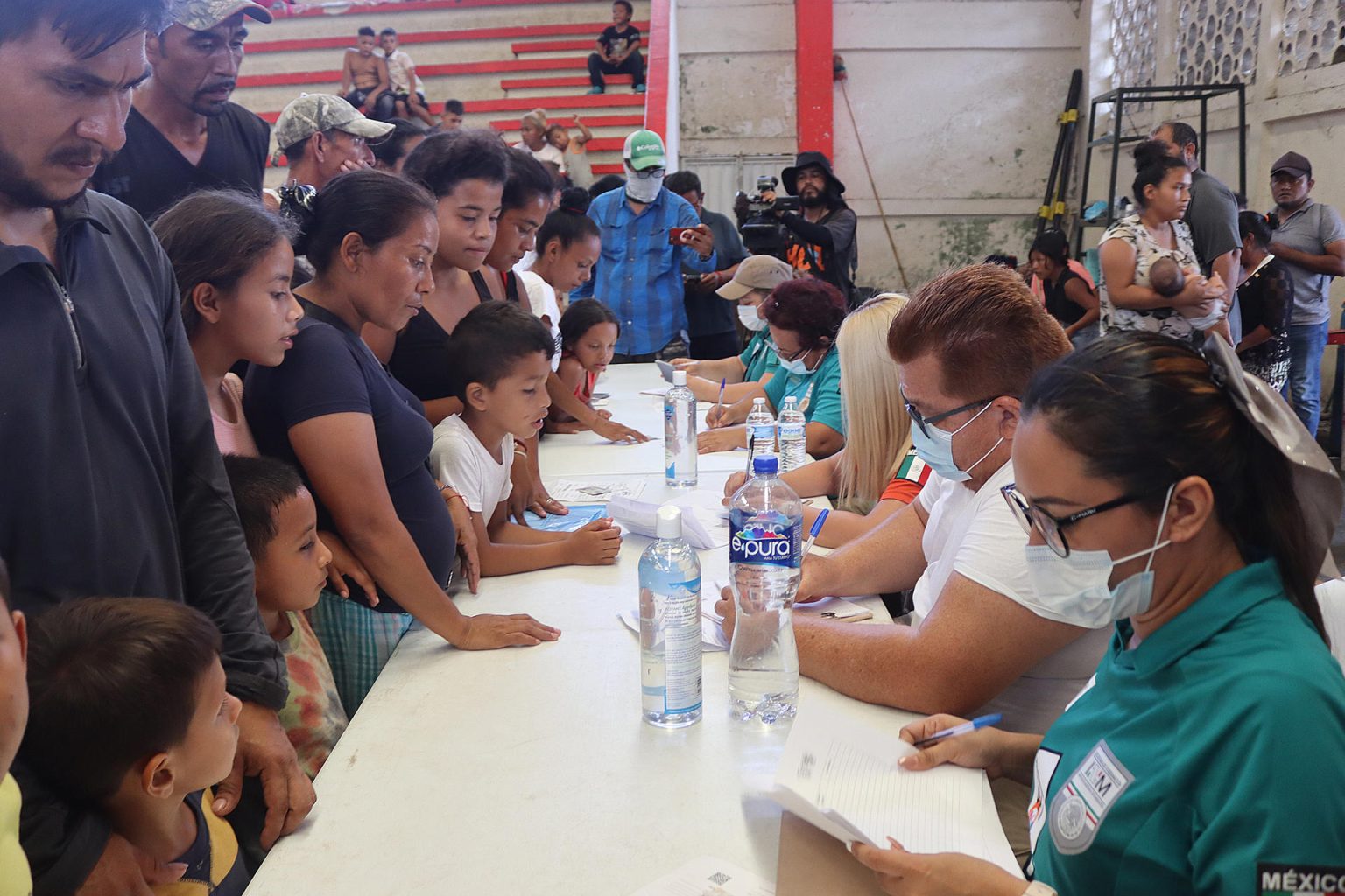 Personal del Instituto Nacional de Migración (INM), atiende a migrantes para realizar tramites migratorios hoy, en Villa Comaltitlán, estado de Chiapas (México). EFE/Juan Manuel Blanco