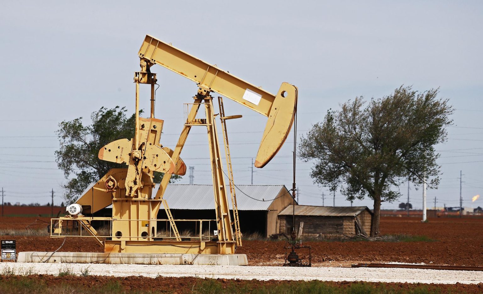 Al cierre de las operaciones en Nueva York, el barril de petróleo intermedio de Texas (WTI) para entrega en mayo subió 4,99 dólares con respecto a la jornada del viernes. En la imagen un registro de archivo de un pozo petrolero. EFE/Larry W. Smith