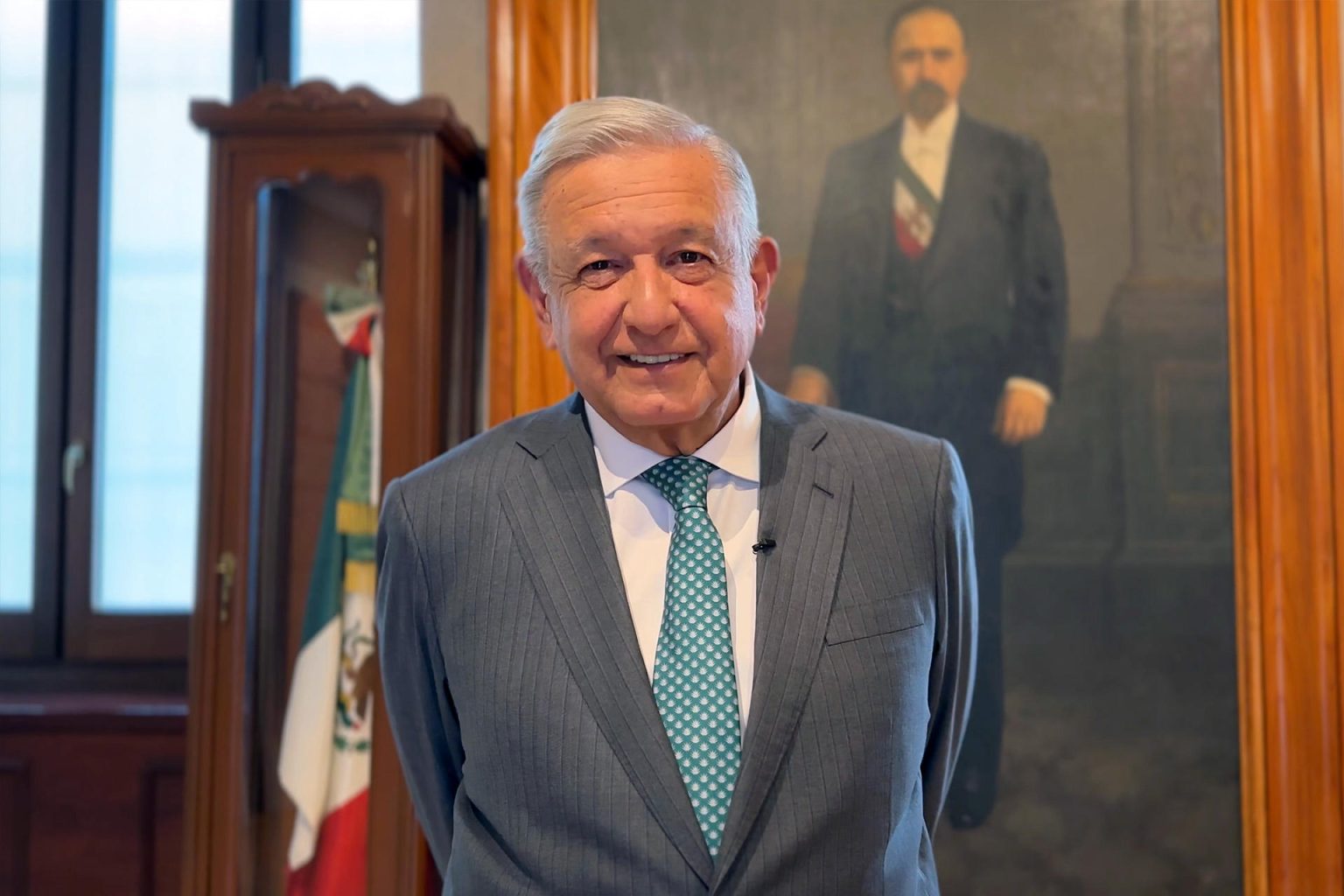 Fotografía cedida hoy, cortesía de la presidencia de México, del mandatario mexicano, Andrés Manuel López Obrador durante un mensaje en el Palacio Nacional de la Ciudad de México (México). EFE/Presidencia de México/SOLO USO EDITORIAL/SOLO DISPONIBLE PARA ILUSTRAR LA NOTICIA QUE ACOMPAÑA (CRÉDITO OBLIGATORIO)