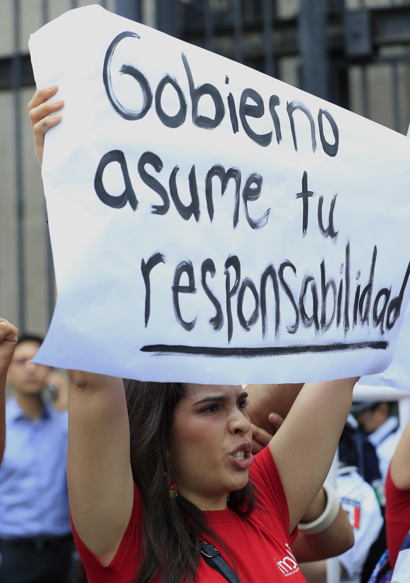 Una mujer se manifiesta en memoria de las 39 personas extranjeras fallecidas en una estación migratoria, frente a la Secretaría de Gobernación, en Ciudad de México (México). Imagen de archivo. EFE/ Mario Guzman