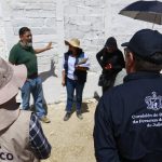 Integrantes de colectivos de mexicanas buscadoras y la Comisión Nacional de Búsqueda (CNB), inspeccionan registros de inhumaciones en panteones, el 12 de abril de 2023, en el municipio de Tonalá, estado de Jalisco (México). EFE