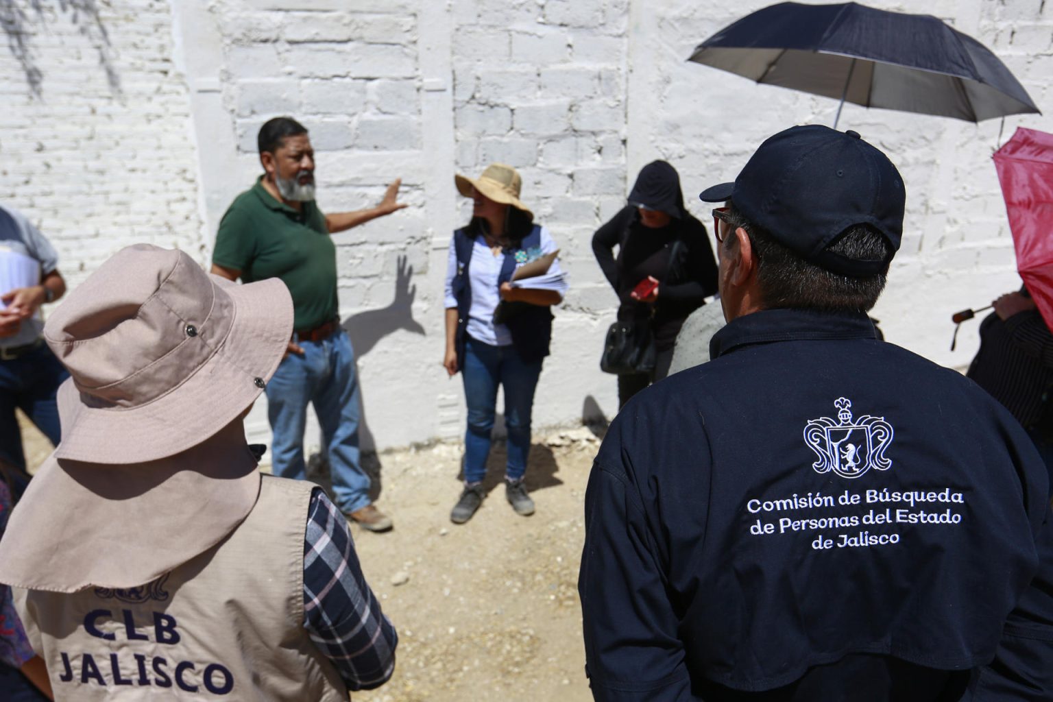 Integrantes de colectivos de mexicanas buscadoras y la Comisión Nacional de Búsqueda (CNB), inspeccionan registros de inhumaciones en panteones, el 12 de abril de 2023, en el municipio de Tonalá, estado de Jalisco (México). EFE