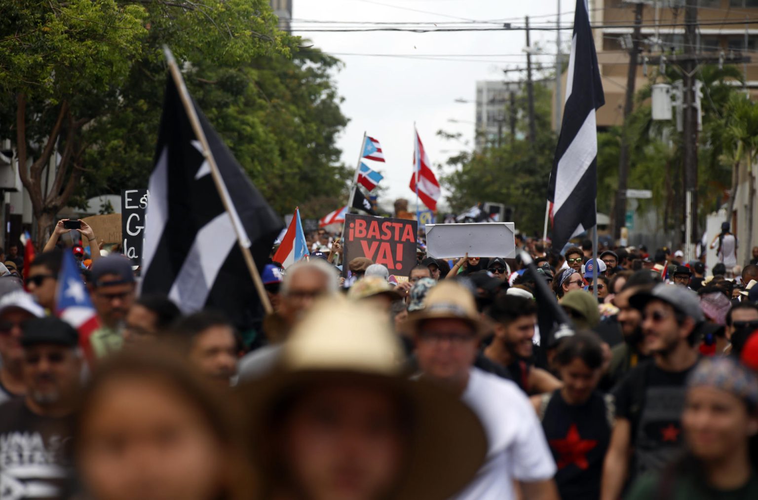 Fotografía de archivo en la que se observa a decenas de personas marchando por el Día Internacional del Trabajador en San Juan (Puerto Rico). EFE/Thais Llorca