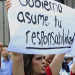 Fotografía de archivo de una mujer que se manifiesta en memoria de las 39 personas extranjeras fallecidas en una estación migratoria, frente a la Secretaría de Gobernación, en Ciudad de México (México). EFE/ Mario Guzmán