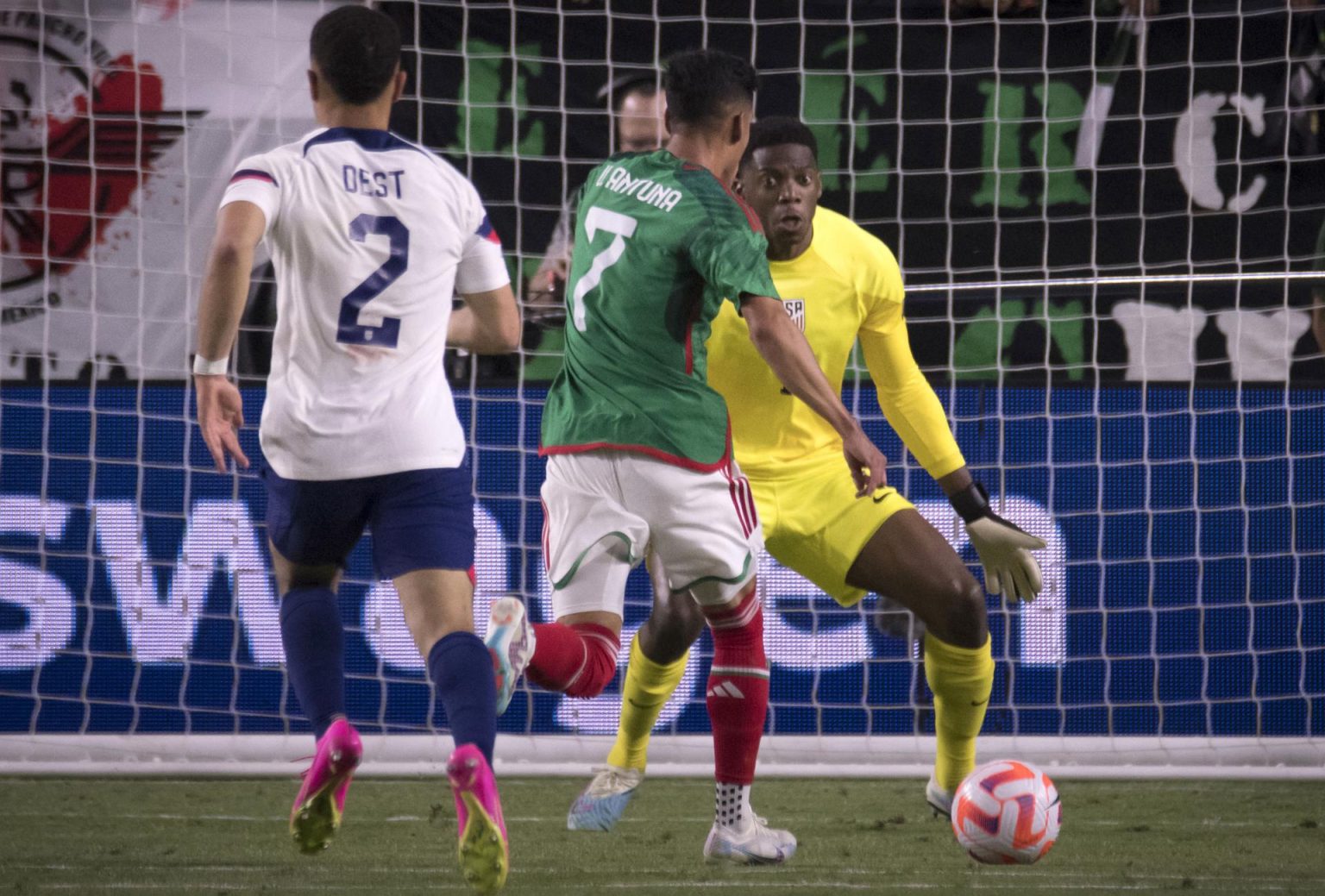 El delantero Uriel Antuna (7) Mexico enfrenta al arquero Sean Johnson, este 19 de abril de 2023. EFE/EPA/Rick D'Elia