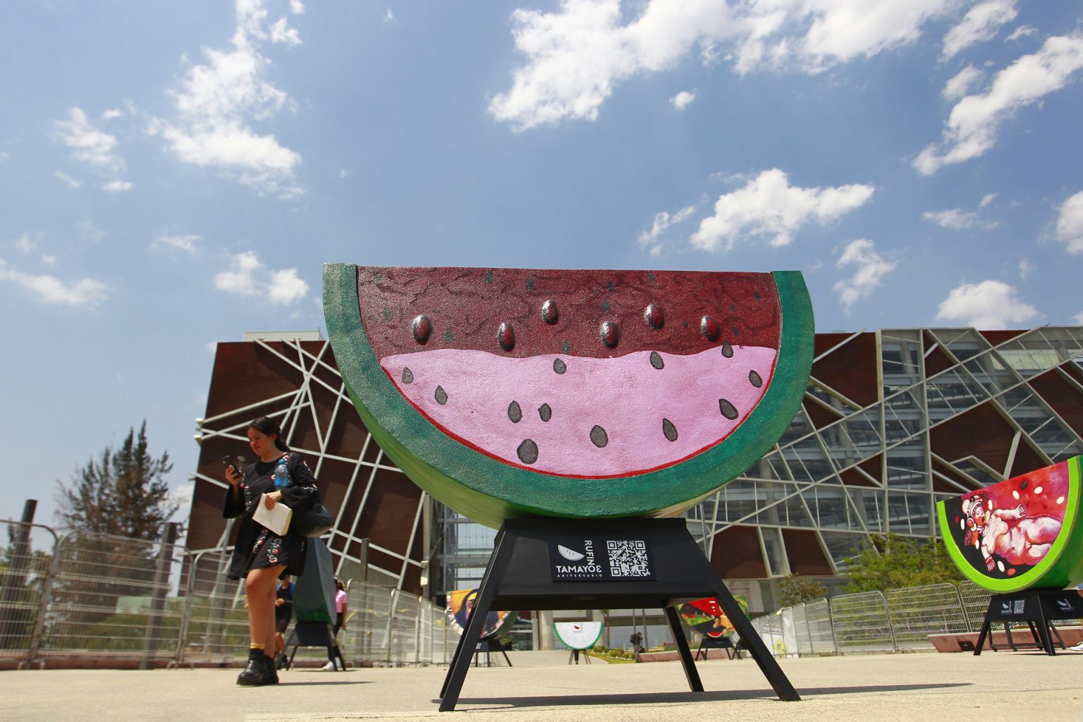 Visitantes observan piezas de la exposición "Sandías y color: el legado de Rufino Tamayo", el 17 de abril de 2023 en la explanada del Conjunto Santander de Artes Escénicas, en Guadalajara (México). EFE/Francisco Guasco