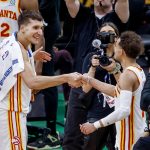 El base de los Atlanta Hawks Trae Young (D) saluda a su compañero Bogdan Bogdanovic, en el juego 5 de los playoffs de la NBA entre los Atlanta Hawks y los Boston Celtics. EFE/EPA/CJ Gunther