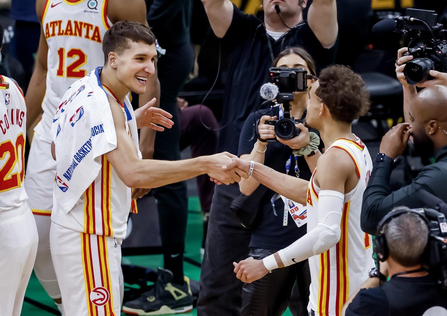 El base de los Atlanta Hawks Trae Young (D) saluda a su compañero Bogdan Bogdanovic, en el juego 5 de los playoffs de la NBA entre los Atlanta Hawks y los Boston Celtics. EFE/EPA/CJ Gunther