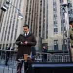 Miembros de los medios de comunicación se reunieron frente al Tribunal Penal de Nueva York en Nueva York, Nueva York, EE. UU., EFE/EPA/WILL OLIVER