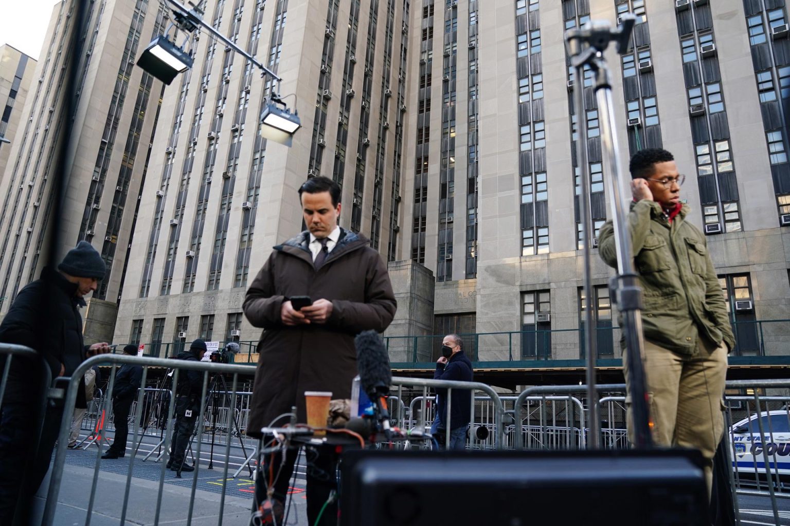 Miembros de los medios de comunicación se reunieron frente al Tribunal Penal de Nueva York en Nueva York, Nueva York, EE. UU., EFE/EPA/WILL OLIVER