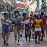 Transeúntes caminan por una calle de La Habana (Cuba), en una fotografía de archivo. EFE/Yánder Zamora