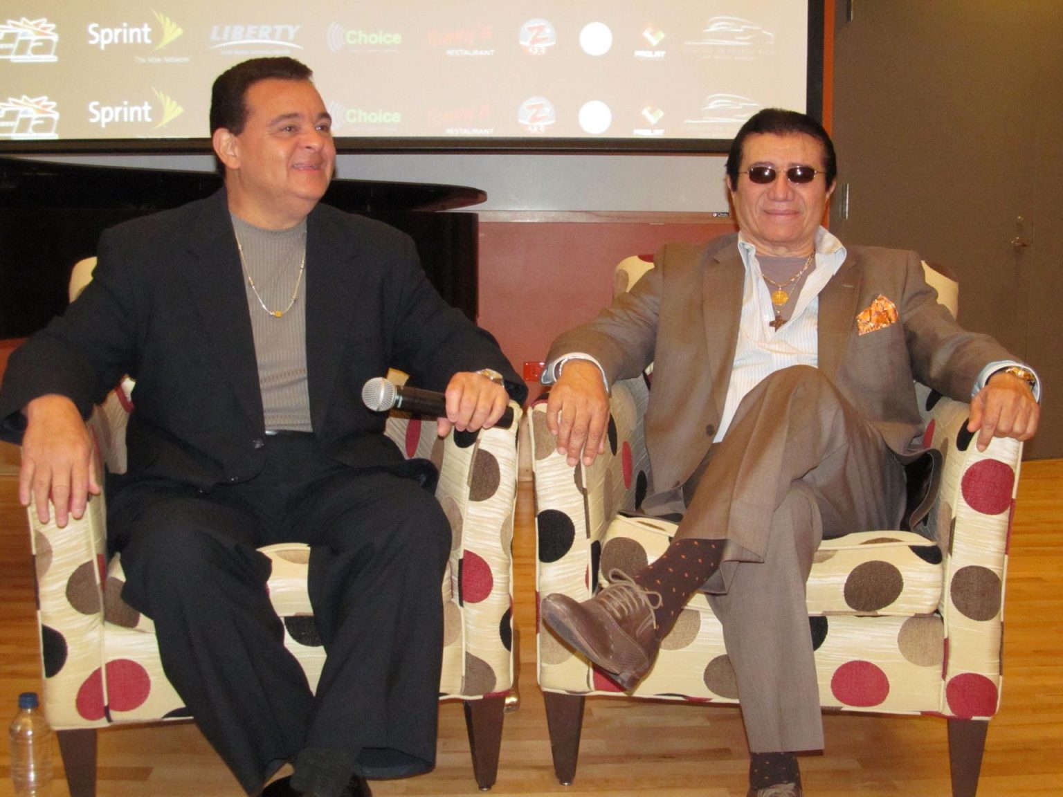 Los músicos puertorriqueños Richie Ray (izda) y Bobby Cruz (dcha) participan en una conferencia de prensa en San Juan (Puerto Rico). Imagen de archivo. EFE/JORGE MUÑIZ