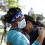 Dos familiares de migrantes desparecidos se abrazan en San Salvador (El Salvador). Imagen de archivo. EFE/Rodrigo Sura