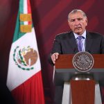 El secretario de Gobernación, Adán Augusto López, habla durante una conferencia de prensa matutina hoy, en el Palacio Nacional en Ciudad de México (México). EFE/Sáshenka Gutiérrez