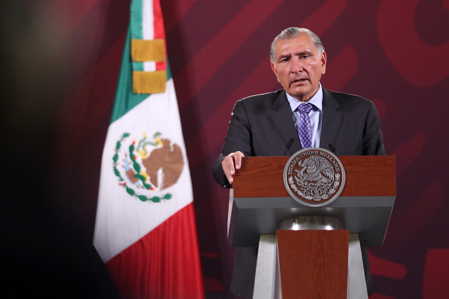 El secretario de Gobernación, Adán Augusto López, habla durante una conferencia de prensa matutina hoy, en el Palacio Nacional en Ciudad de México (México). EFE/Sáshenka Gutiérrez