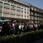 Cientos de personas salen de edificios durante el Simulacro Nacional de Sismo realizado hoy, en la Ciudad de México (México). EFE/José Méndez