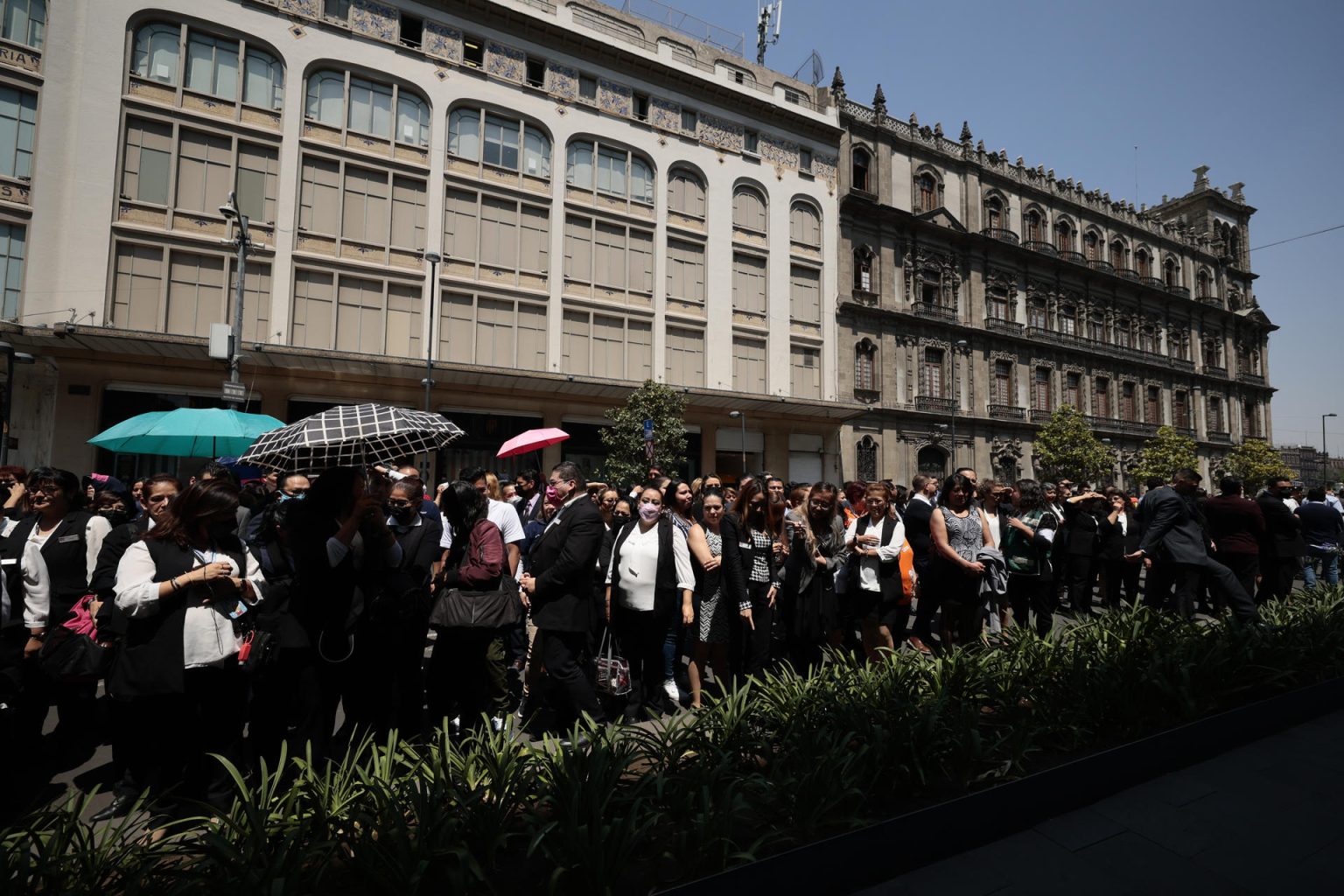 Cientos de personas salen de edificios durante el Simulacro Nacional de Sismo realizado hoy, en la Ciudad de México (México). EFE/José Méndez