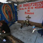 Migrantes acampan en protesta por la muerte de 40 migrantes, el 26 de abril de 2023, frente al Instituto Nacional de Migración (INM), en Ciudad Juárez, en el estado de Chihuahua (México). EFE/ Luis Torres