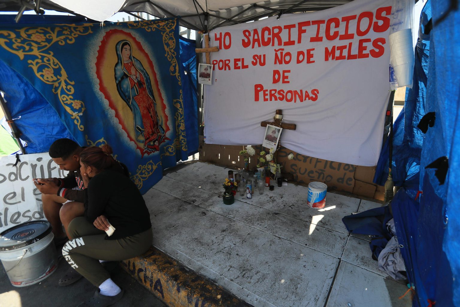 Migrantes acampan en protesta por la muerte de 40 migrantes, el 26 de abril de 2023, frente al Instituto Nacional de Migración (INM), en Ciudad Juárez, en el estado de Chihuahua (México). EFE/ Luis Torres