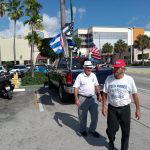 Cubanos, parte de la Vigilia Mambisa, participan en una manifestación frente del restaurante Versailles hoy en Miami, Florida (EE. UU). EFE/Alfonso Rodríguez