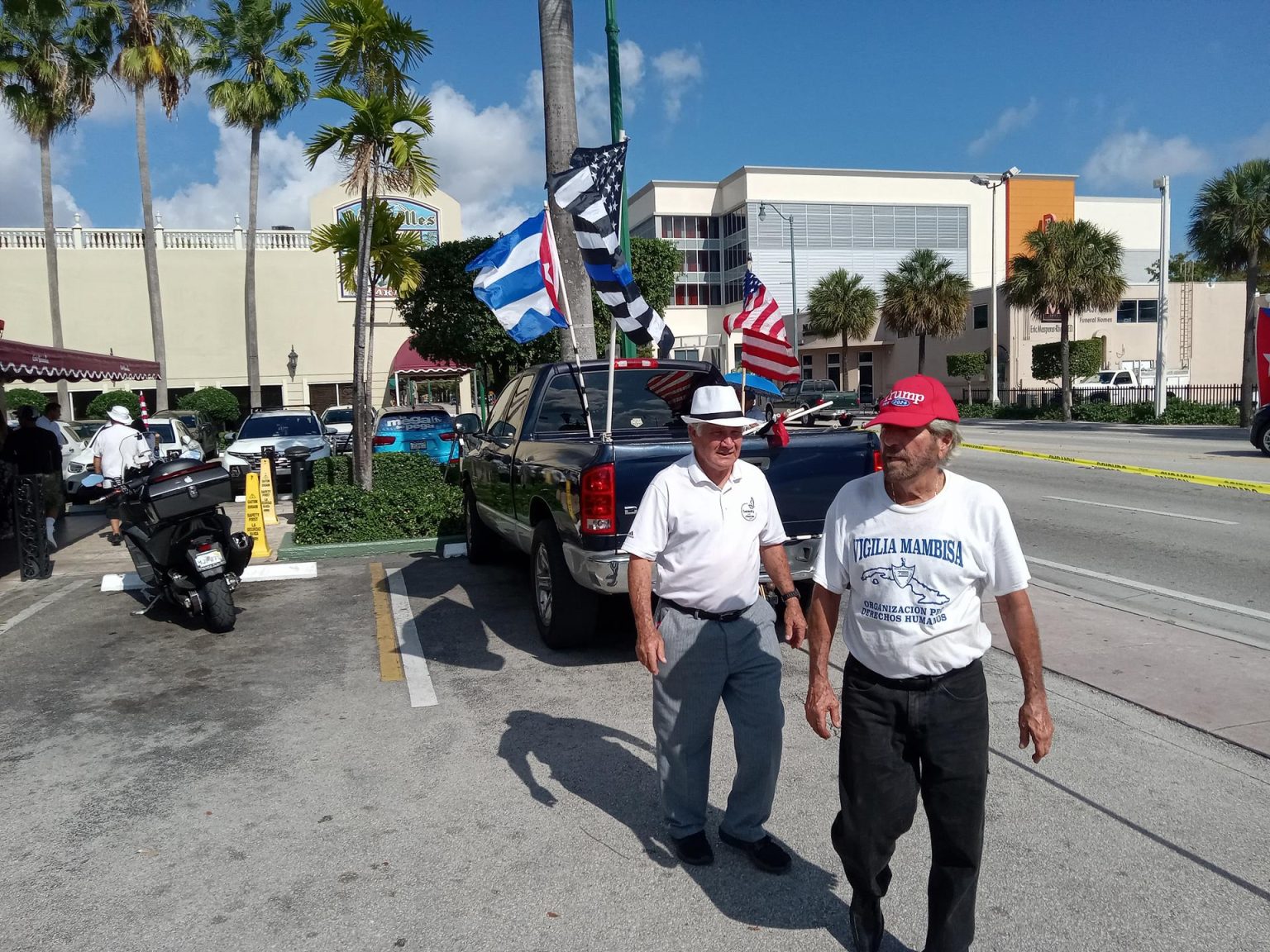 Cubanos, parte de la Vigilia Mambisa, participan en una manifestación frente del restaurante Versailles hoy en Miami, Florida (EE. UU). EFE/Alfonso Rodríguez