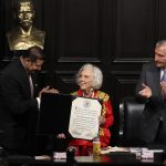 El presidente de la mesa directiva del Senado de la República, Alejandro Armenta (i), junto al secretario de Gobernación, Adán Augusto López (d), entrega a la escritora Elena Poniatowska (c) la medalla Belisario Domínguez hoy, en Ciudad de México (México). EFE/Sáshenka Gutiérrez