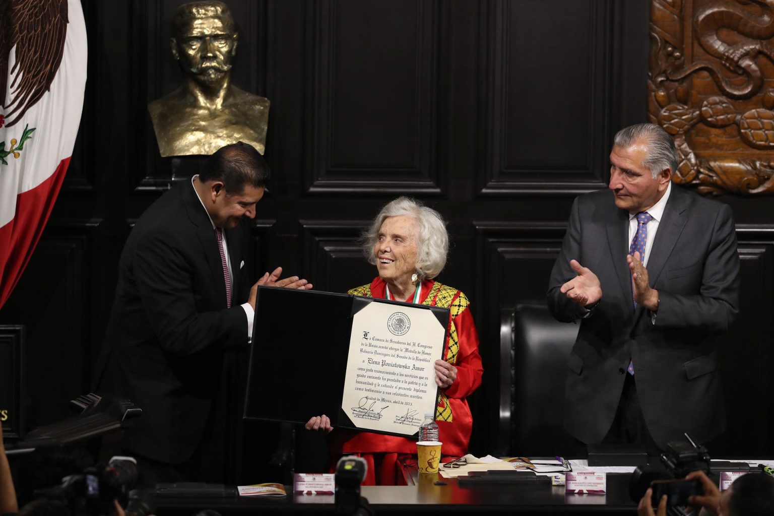 El presidente de la mesa directiva del Senado de la República, Alejandro Armenta (i), junto al secretario de Gobernación, Adán Augusto López (d), entrega a la escritora Elena Poniatowska (c) la medalla Belisario Domínguez hoy, en Ciudad de México (México). EFE/Sáshenka Gutiérrez