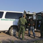 Cuando los agentes procedieron a la inspección de los migrantes notaron que los adultos se apartaban de un niño pequeño y que "nadie en el grupo decía conocerlo o tener una relación familiar con él". Fotografía de archivo. EFE/Larry W. Smith