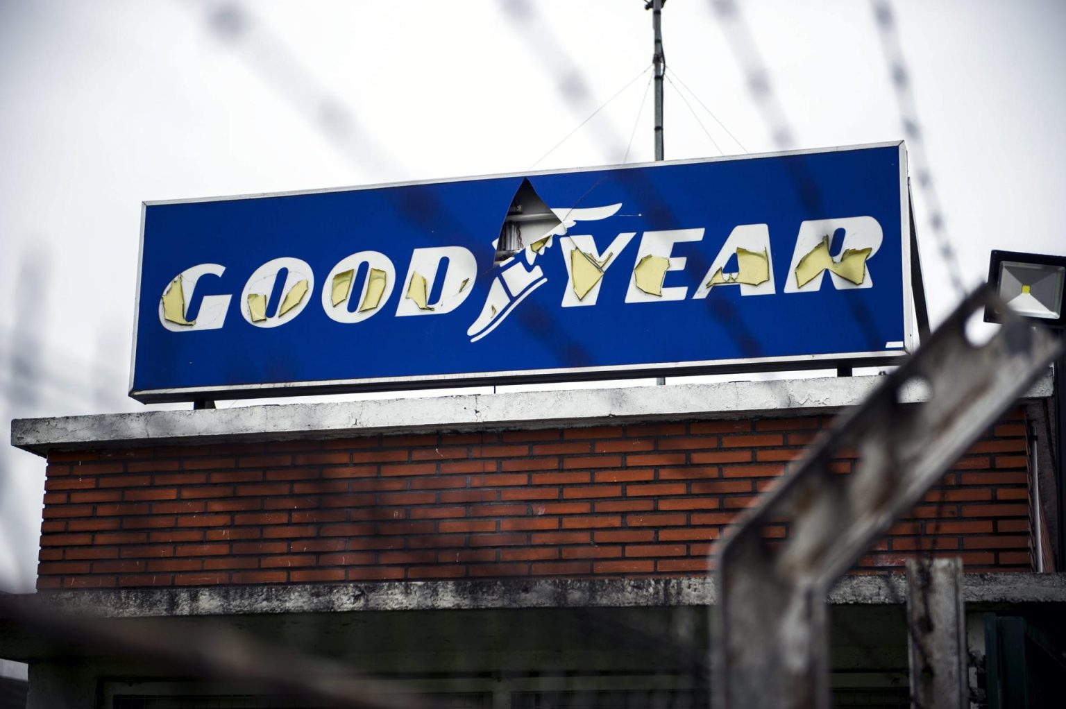 Fotografía de archivo en la que se observa un logotipo de la multinacional estadounidense Goodyear. EFE/Etienne Laurent