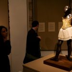 Fotografía de archivo de una mujer que contempla la escultura titulada "la pequeña bailarina de 14 años", del artista francés Edgar Degas, (1834-1917). EFE/Orestis Panagiotou