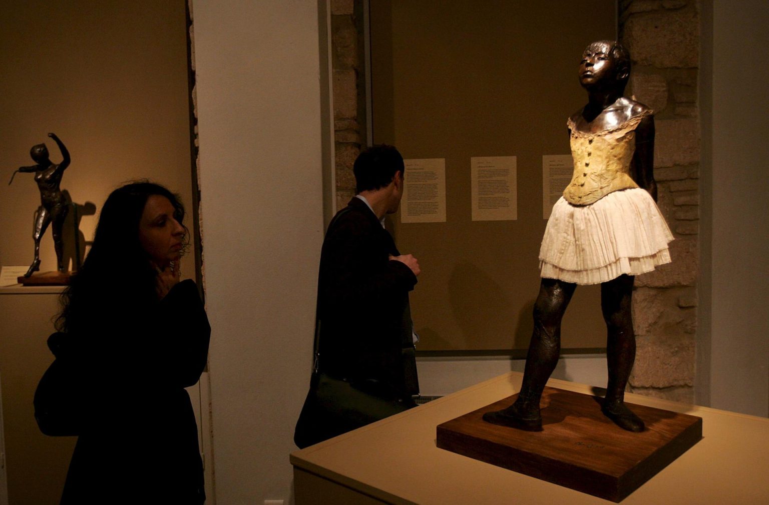 Fotografía de archivo de una mujer que contempla la escultura titulada "la pequeña bailarina de 14 años", del artista francés Edgar Degas, (1834-1917). EFE/Orestis Panagiotou