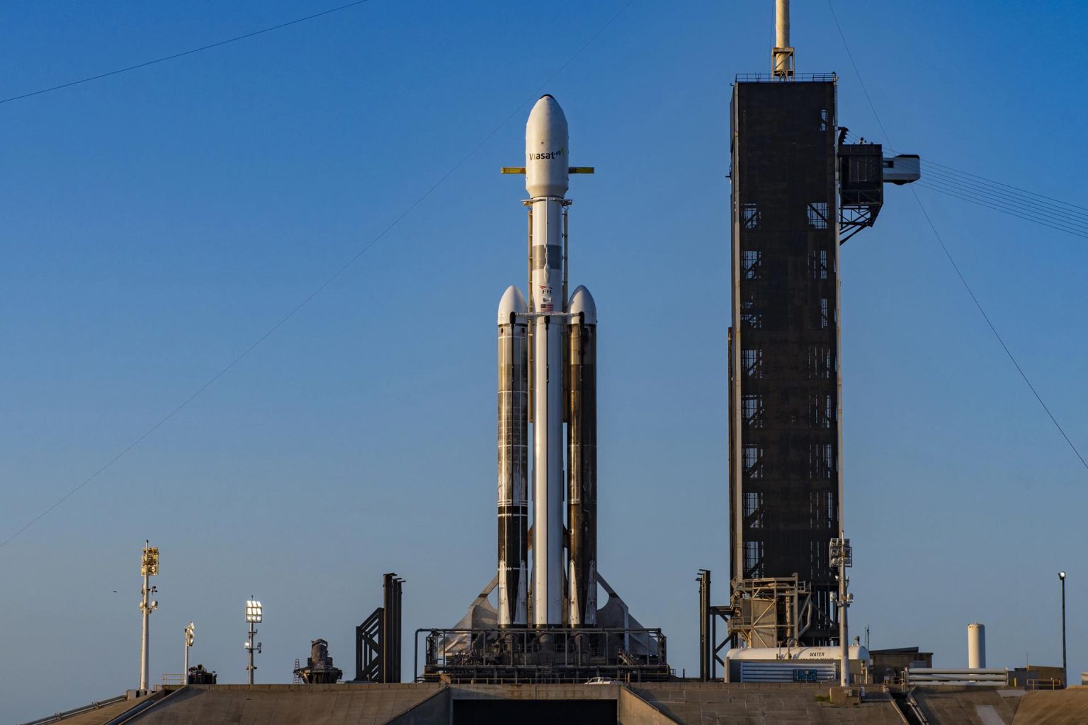 Fotografía cedida por SpaceX donde se aprecia el cohete Falcon que lleva la misión ViaSat-3 Americas instalado en la plataforma de lanzamiento LC-39A en Cabo Cañaveral, Florida. SpaceX enviará el jueves dos satélites de las compañías Astranis y ViaSat, por medio de su poderoso cohete Falcon Heavy, este lanzamiento cumplirá su sexta misiónque despegarán desde Cabo Cañaveral, en Florida (EE.UU.). EFE/SpaceX /SOLO USO EDITORIAL/NO VENTAS/SOLO DISPONIBLE PARA ILUSTRAR LA NOTICIA QUE ACOMPAÑA/CRÉDITO OBLIGATORIO