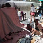 Fotografía de haitianos al interior de un refugio de desplazados en Puerto Príncipe (Haití). Imagen de archivo. EFE/ Johnson Sabin