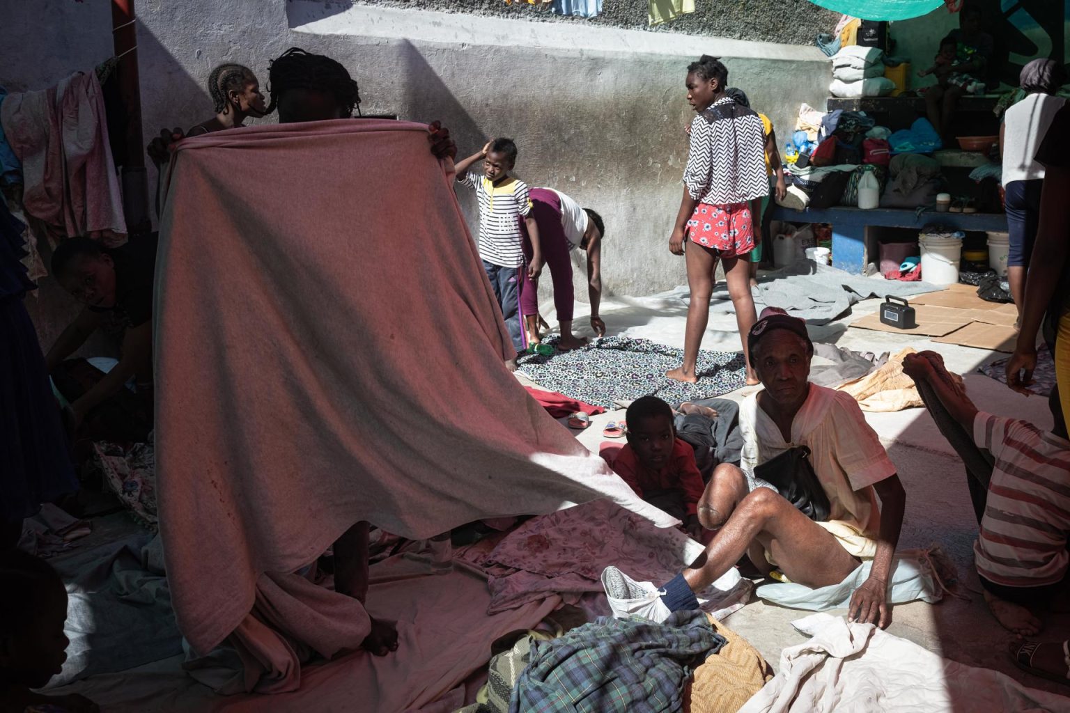 Fotografía de haitianos al interior de un refugio de desplazados en Puerto Príncipe (Haití). Imagen de archivo. EFE/ Johnson Sabin