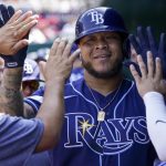 Fotografía tomada el pasado 5 de abril en la que se registró al beisbolista colombiano Harold Ramírez (c), jardinero izquierdo de los Rays de Tampa Bay, tras anotarle un jonrón a los Nacionales de Washington. Ramírez conectó otro vuelacercas este domingo en el triunfo de su equipo 11-0 sobre los Atléticos de Oackland en la MLB. EFE/Shawn Thew