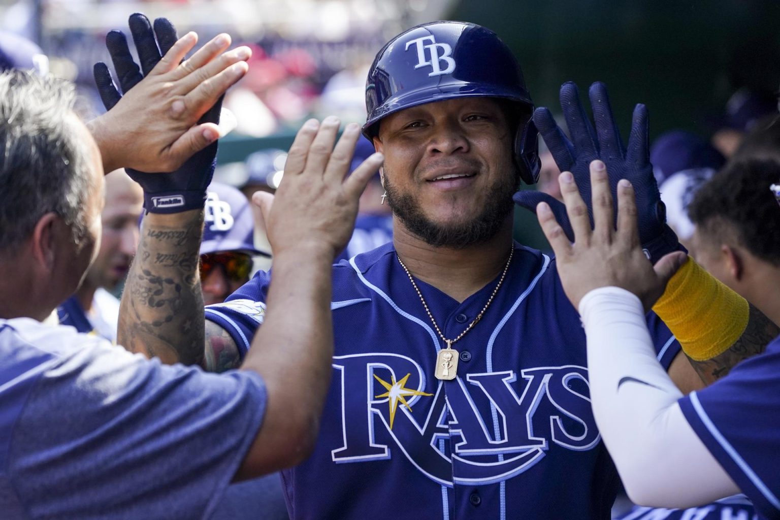 Fotografía tomada el pasado 5 de abril en la que se registró al beisbolista colombiano Harold Ramírez (c), jardinero izquierdo de los Rays de Tampa Bay, tras anotarle un jonrón a los Nacionales de Washington. Ramírez conectó otro vuelacercas este domingo en el triunfo de su equipo 11-0 sobre los Atléticos de Oackland en la MLB. EFE/Shawn Thew