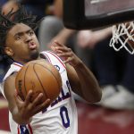 Fotografía de archivo en la que se registró a Tyrese Maxey, base de los 76ers de Filadelfia, quien aportó 33 puntos para guiar la ofensiva de su equipo en el triunfo 96-84 sobre los Nets de Brooklyn, en el segundo partido de esta llave de 'playoffs' de la NBA que lideran los Sixers 2-0. EFE/David Maxwell