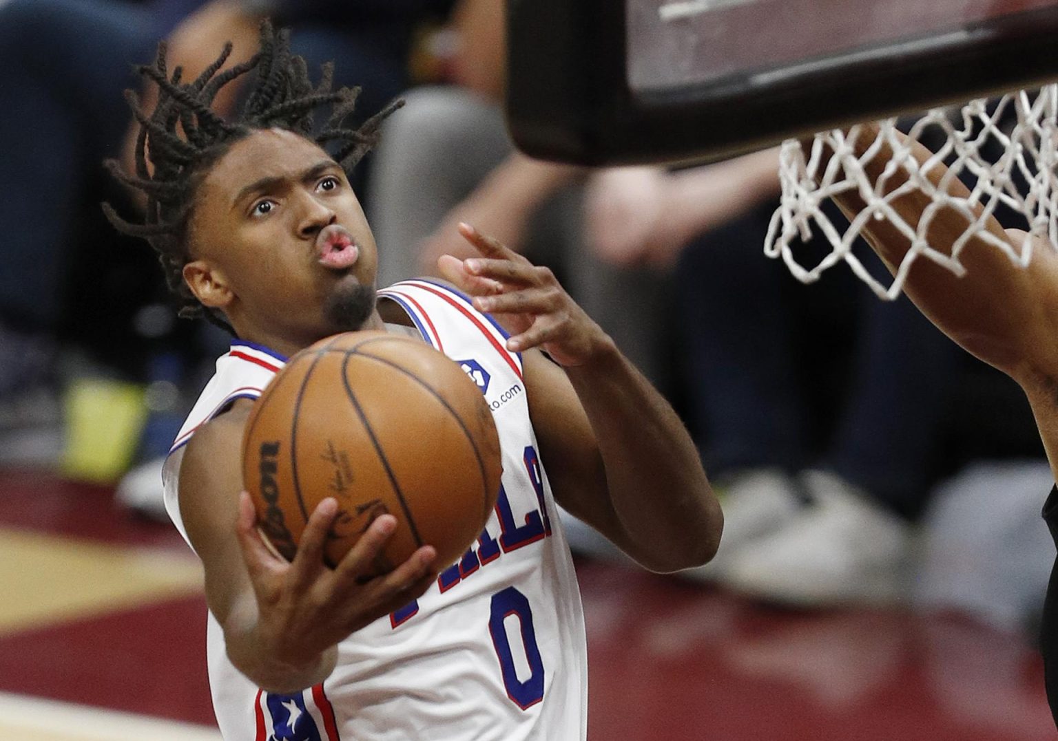 Fotografía de archivo en la que se registró a Tyrese Maxey, base de los 76ers de Filadelfia, quien aportó 33 puntos para guiar la ofensiva de su equipo en el triunfo 96-84 sobre los Nets de Brooklyn, en el segundo partido de esta llave de 'playoffs' de la NBA que lideran los Sixers 2-0. EFE/David Maxwell