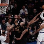 El alero de los New York Knicks Josh Hart (D) en el juego 3 de los playoffs entre los New York Knicks y los Cleveland Cavaliers, este 21 de abril de 2023. EFE/EPA/Peter Foley SHUTTERSTOCK OUT