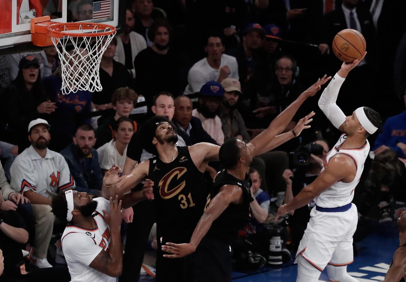 El alero de los New York Knicks Josh Hart (D) en el juego 3 de los playoffs entre los New York Knicks y los Cleveland Cavaliers, este 21 de abril de 2023. EFE/EPA/Peter Foley SHUTTERSTOCK OUT